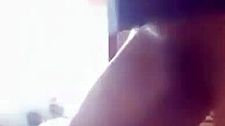 Vietnamese girl masturbates to squirting