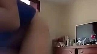 Vietnamese girl masturbates to squirting