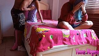 el mejor sexo de su vida así me follo a mi padrastro antes de que llegue alguien a casa y nos descubran como le encanta romperme el coño con su enorme pene luego cogerme por el ano bien duro y rico