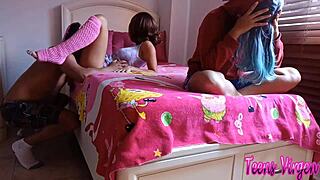 el mejor sexo de su vida así me follo a mi padrastro antes de que llegue alguien a casa y nos descubran como le encanta romperme el coño con su enorme pene luego cogerme por el ano bien duro y rico