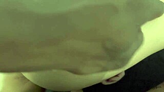 Kommer med vibrator i fitten mens stesønnen hamrer kuken i ræva til creampie – vill interracial-økt!