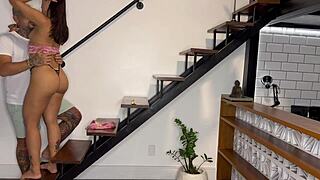 A Mulher Da Vizinha Adora Quando Passo Creminho E Fodo Ela Na Escada