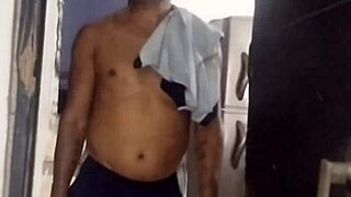 esposa infiel culona colombiana se termina follando la polla del amigo de su esposo mientras el cornudo trabaja real casero