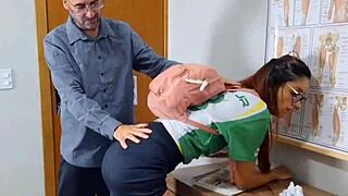 diretor de escola castiga aluna em jogo educativo