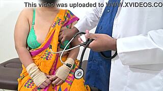 دكتور يفحص عمة تلجو في المستشفى