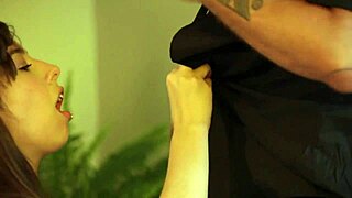 Novinha betrays her couple with the forty-year-old driver, sucking his older man's dick sexy