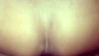 Que rica posición que le gusta culear esta madura que bien que lo hace sentir cuando se mueve