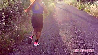 Ruiva De Rabo Gigante Filmada A Treinar Pelo Amante