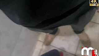 enquanto meu marido lavava o carro, fui à conveniência do posto, conheci um novinho lindo e fui transar no banheiro do posto