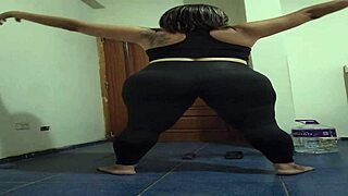 Madura haciendo ejercicio en leggins transparentes con exhibicionismo y lingerie