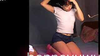 Bonneyuwu teases with dildo on argentinian bed