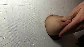 Hot Babe Fingers Herself Through Glory Hole