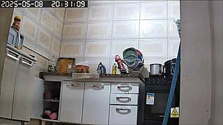 camera flagra vizinha gostosa arrumando casa e mostrando sua grande buceta