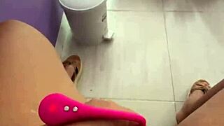 follandome el coño en publico enfrente de clientes