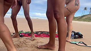 Safadas Na Praia De Nudismo Com Caras Aleatórios Gozando
