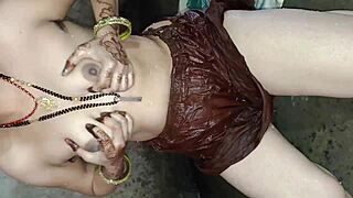 क्या मस्त भाभी है वो उसकी रसीली चूत देख कर ही मेरा लंड गीला हो गया