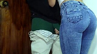 sexo anal a escondidas con una compañera de trabajo en la oficina de la empresa