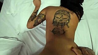 mi hermanastra chupa mi verga y me folla por consejo de su amiga