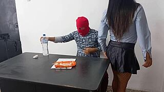 Me folle a la secretaria de mi padrastro en la oficina descubri que la secretaria de mi padrastro es una puta ella me seduce en el trabajo y luego tuvimos sexo en el escritorio y finalmente sexo de pie lento