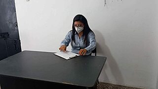 Me folle a la secretaria de mi padrastro en la oficina descubri que la secretaria de mi padrastro es una puta ella me seduce en el trabajo y luego tuvimos sexo en el escritorio y finalmente sexo de pie lento