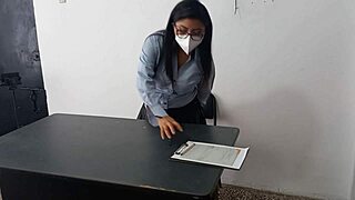 Me folle a la secretaria de mi padrastro en la oficina descubri que la secretaria de mi padrastro es una puta ella me seduce en el trabajo y luego tuvimos sexo en el escritorio y finalmente sexo de pie lento