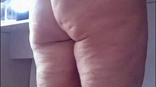 madrasta trying micro bikini, asks enteado for opinion 😏