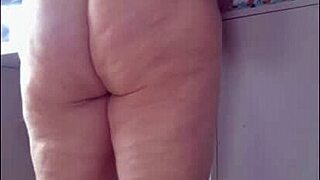 madrasta trying micro bikini, asks enteado for opinion 😏