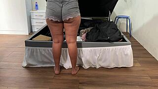 Câmera pegou sobrinha arrumando o baú e mostrando tudo na cama. 😏