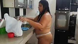 a esta zorrita latina gordita le gusta ser exhibicionista para que el vecino le vea su gran culo