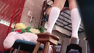 Ella No Se Dio Cuenta Padrastro Escondido Logra Grabar a Estudiante