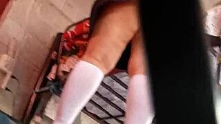 Ella No Se Dio Cuenta Padrastro Escondido Logra Grabar a Estudiante