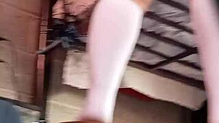 Ella No Se Dio Cuenta Padrastro Escondido Logra Grabar a Estudiante