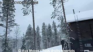 Une jolie fille française se masturbe et se gode la chatte dans chaque pièce de son chalet.