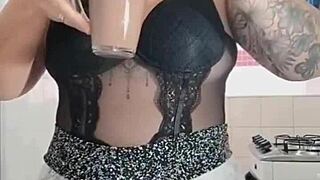 Everyone loves this big pussy flashed by naughty eaters.