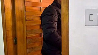 fingi ter perdido minha carteira para ter uma desculpa para o entregador entrar não consegui resistir vendo aquele novinho gostoso e ofereci pagar de outra forma dando muito meu cuzinho no pelo