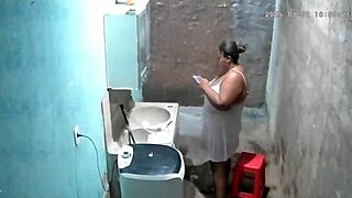 camera escondida madrasta se depila enquanto seu enteado a vê na câmera