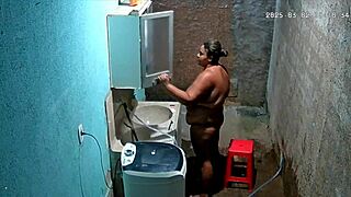 camera escondida madrasta se depila enquanto seu enteado a vê na câmera