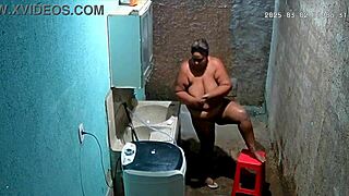 camera escondida madrasta se depila enquanto seu enteado a vê na câmera