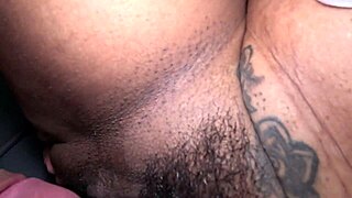 Fodendo a morena rabuda com brinquedinho e plug no cu