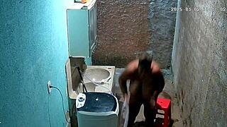 camera escondida madrasta se depila enquanto seu enteado a vê na câmera