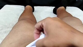 minha namorada jovem masturbou sua buceta apertada, me excitando