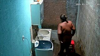 camera escondida madrasta se depila enquanto seu enteado a vê na câmera