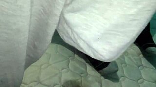 Misionero En El Colch�n Sin S�banas Ni Funda En El Suelo