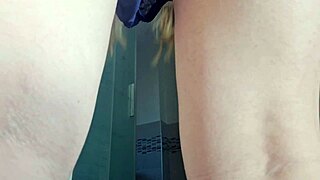 Kuuma tyttö siivoaa taloa pikkuhousuissa