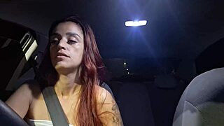 Casada trabalha de motorista e faz sacanagens com passageiros na rua