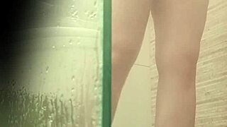 Argentina Depilándose El Coño En La Ducha Cerradito