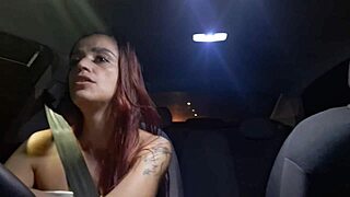 Casada trabalha de motorista e faz sacanagens com passageiros na rua