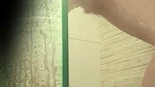 Argentina Depilándose El Coño En La Ducha Cerradito