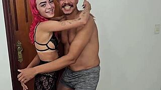 Novinha Levada Deixou Dotado Mais Velho Botar Na Pele Na Buceta E Acabou Toda Gozada