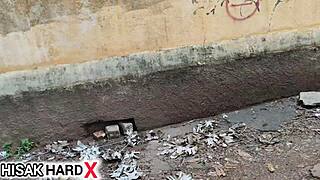 ela completou 18 anos e chamou o amigo pra tirar a virgindade dela no mato